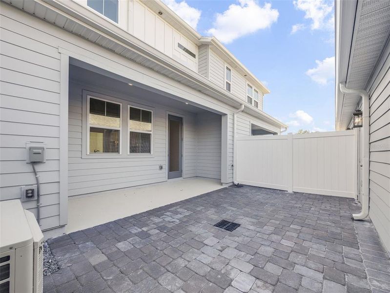 Exterior details and patio area of a home in Aulin Square, Oviedo (Image 4).