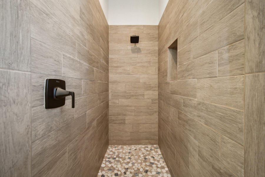 Bathroom featuring tiled shower Bathroom featuring tiled shower