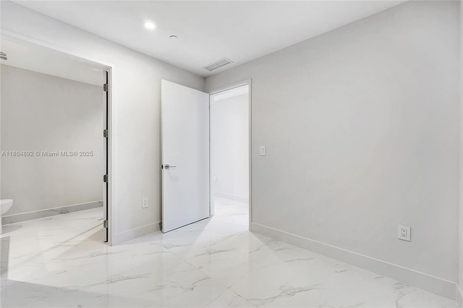 Spacious, unfurnished interior of a new home in Aria Reserve, Miami (Image 23).