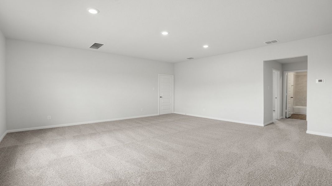 Spacious, unfurnished interior of a new home in Hunters Ranch, San Antonio (Image 22).