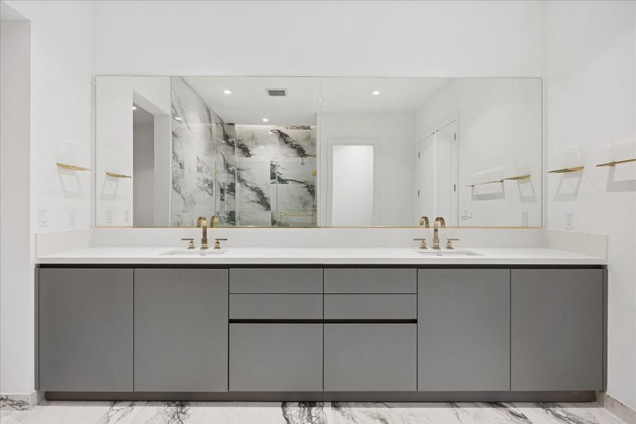 Double sink vanity with sophisticated design. Double sink vanity with sophisticated design.