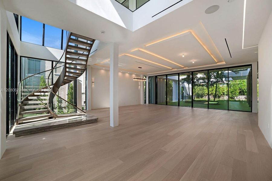 Spacious, unfurnished interior of a new home in , Miami Beach (Image 22).