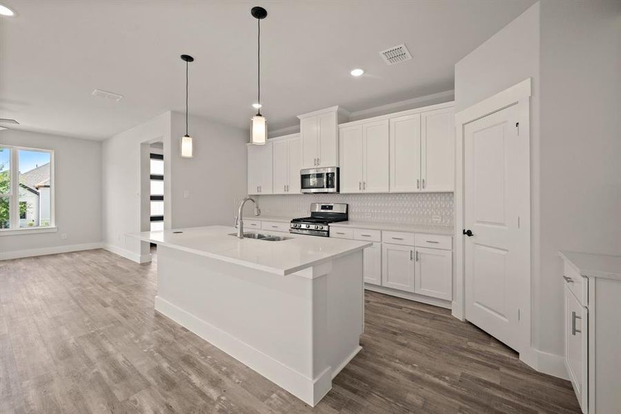 No shortage of storage space, prep space or style in this fabulous kitchen! No shortage of storage space, prep space or style in this fabulous kitchen!