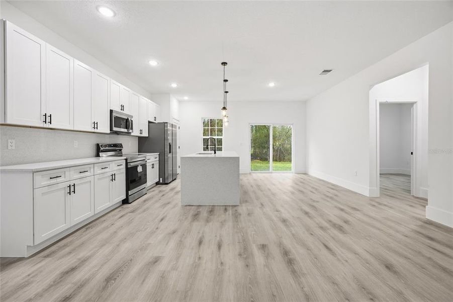 Spacious, unfurnished interior of a new home in , Citrus Springs (Image 19).