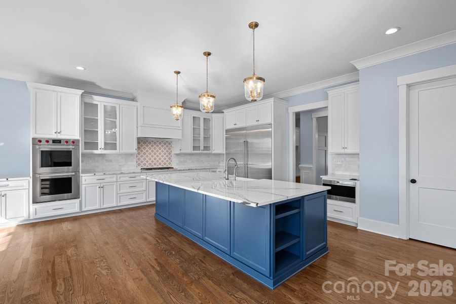 Chef's Kitchen with luxury appliances Chef's Kitchen with luxury appliances