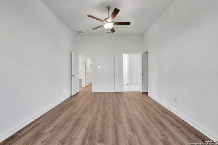 Spacious, unfurnished interior of a new home in Mesquite Ridge, San Antonio (Image 32).