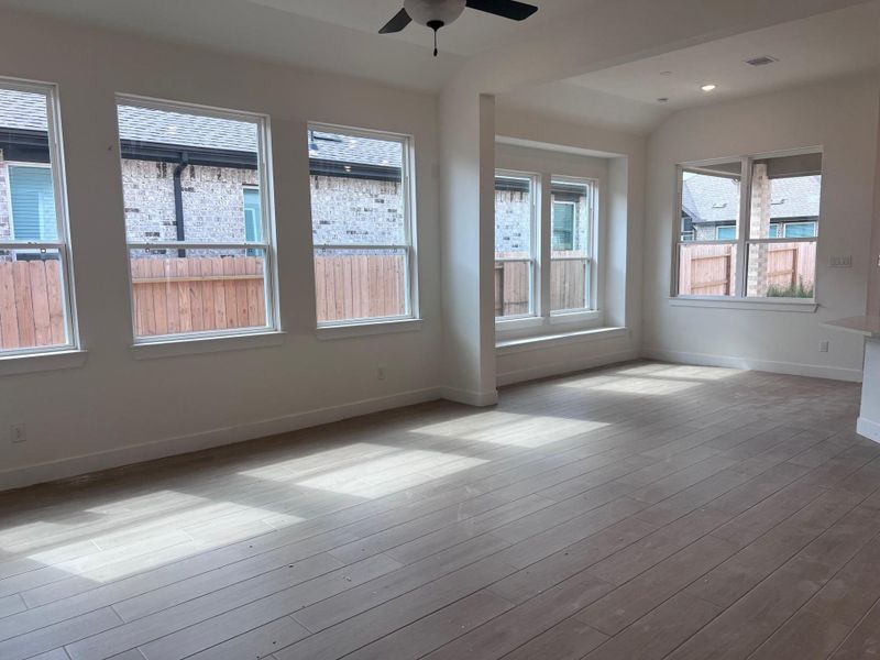 Spacious, unfurnished interior of a new home in Wood Leaf Reserve, Tomball (Image 9).