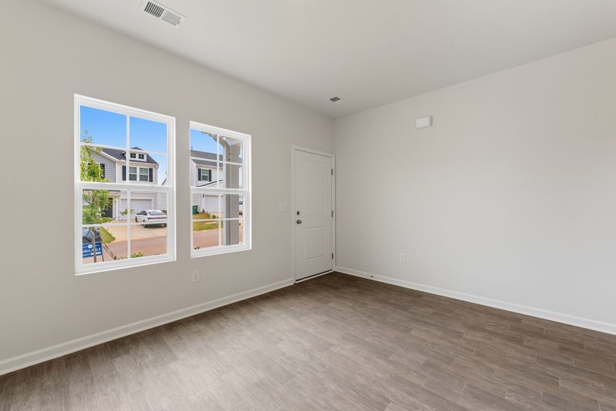 Spacious, unfurnished interior of a new home in Richmond Hill, Inman (Image 21).