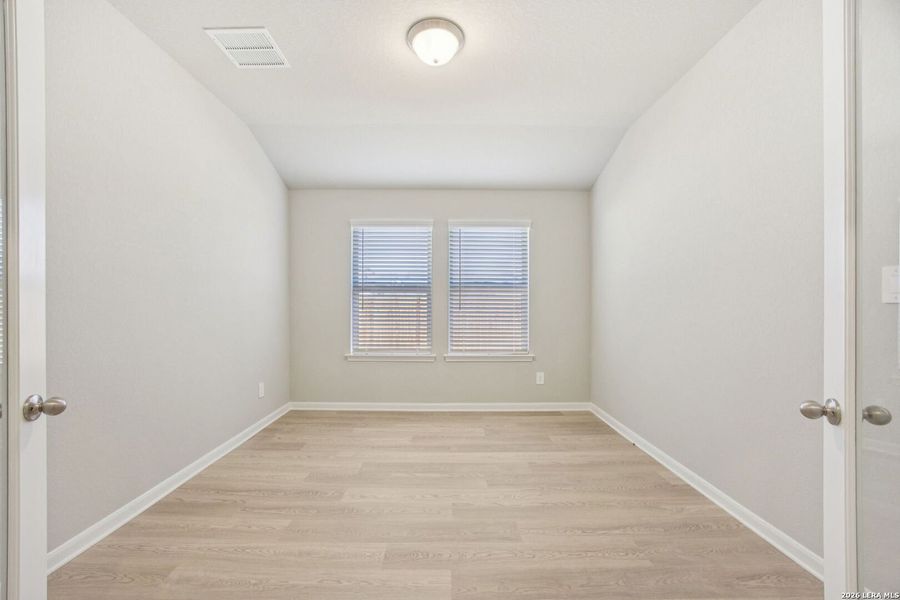 Spacious, unfurnished interior of a new home in Arcadia Ridge - Classic Series, San Antonio (Image 20).