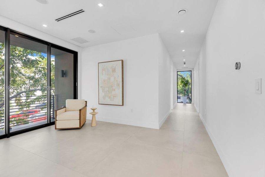 Spacious, unfurnished interior of a new home in , Miami (Image 21).