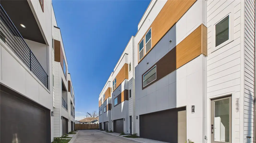 Condo located in Houston, TX showcasing its design and architecture (Image 4). Condo located in Houston, TX showcasing its design and architecture (Image 4).