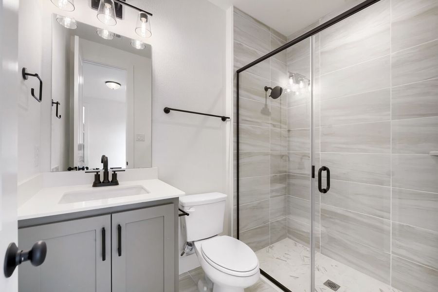 733 Red Cedar - Full Bathroom