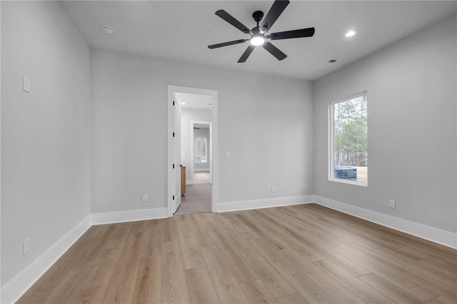Spacious, unfurnished interior of a new home in , Oxford (Image 20).
