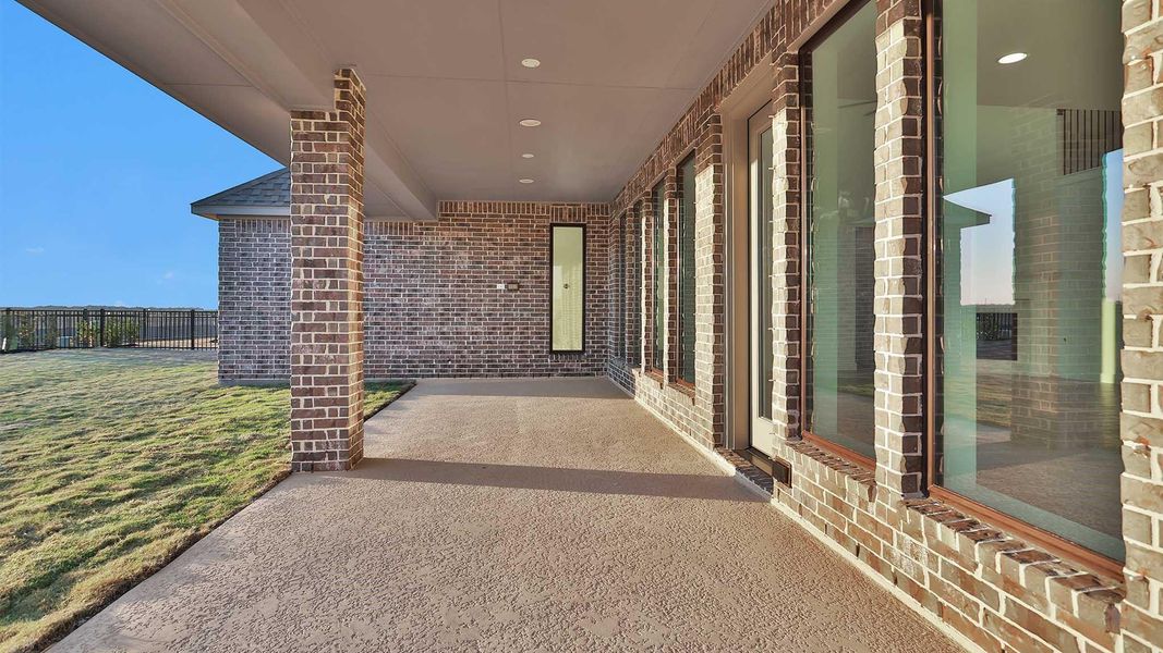 Exterior details and patio area of a home in Valencia, Manvel (Image 3).