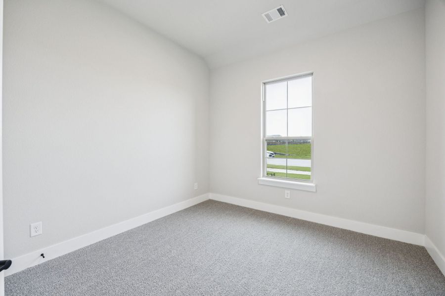 Spacious, unfurnished interior of a new home in Dove Hollow, Waxahachie (Image 16).