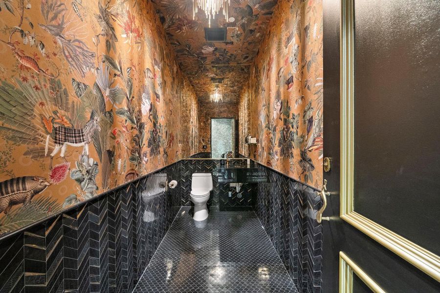 Lobby at London House provides a stylish powder bath. Lobby at London House provides a stylish powder bath.