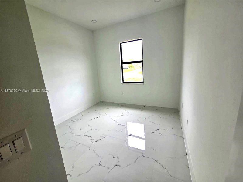 Spacious, unfurnished interior of a new home in , Cape Coral (Image 10).