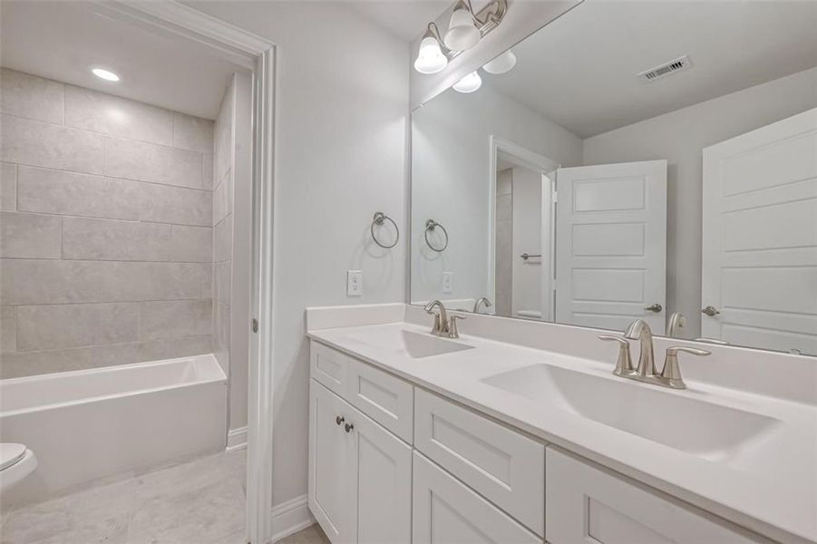 Representative furnished interior of a home built from the Plan 2500 by Adams Homes in The Bluffs at Lafayette, Freeport (Image 16).