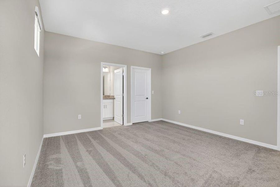 Spacious, unfurnished interior of a new home in Ardisia Park, New Smyrna Beach (Image 33).