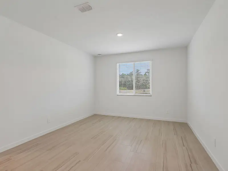 Spacious, unfurnished interior of a new home in Azalea Creek, Jacksonville (Image 9).