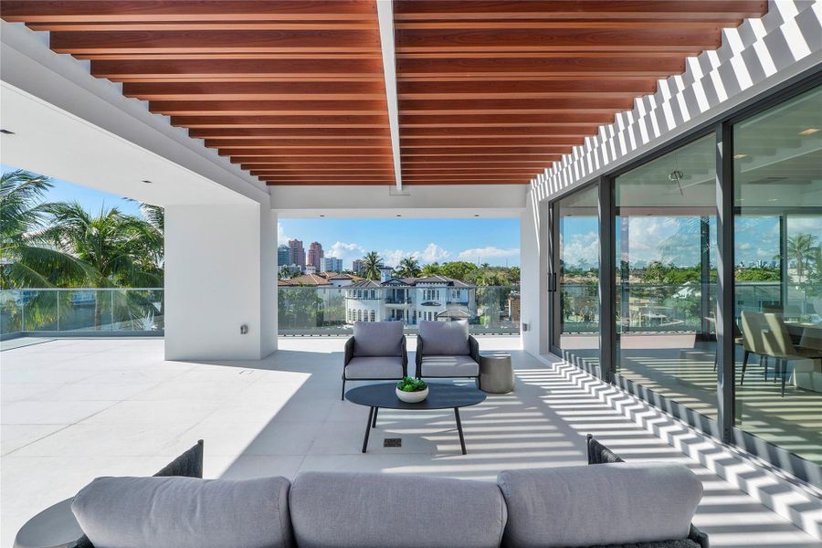 Spacious, unfurnished interior of a new home in , Fort Lauderdale (Image 24).