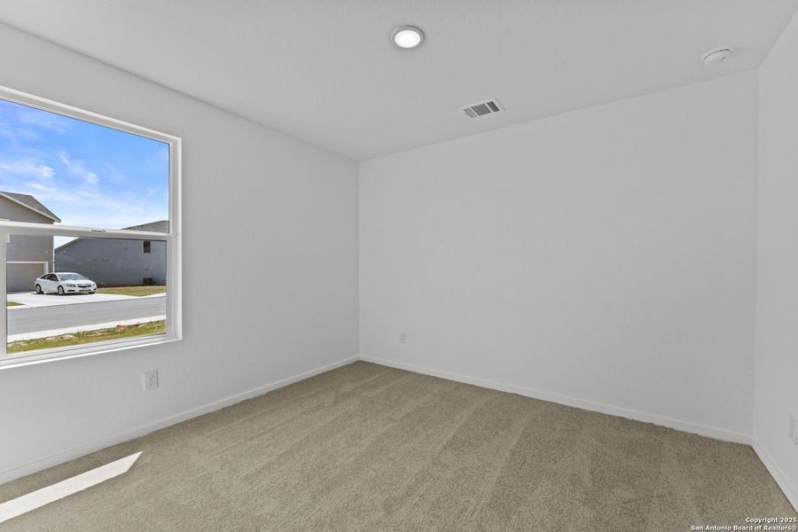 Spacious, unfurnished interior of a new home in Lodi Grove, Floresville (Image 13).