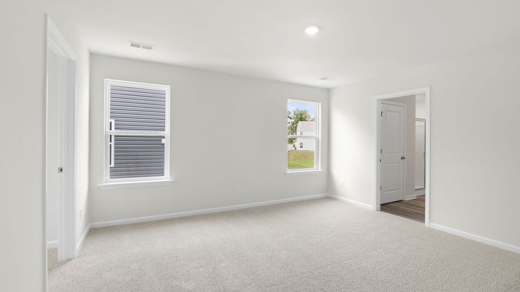 Spacious, unfurnished interior of a new home in Trailside Run, Spartanburg (Image 27).