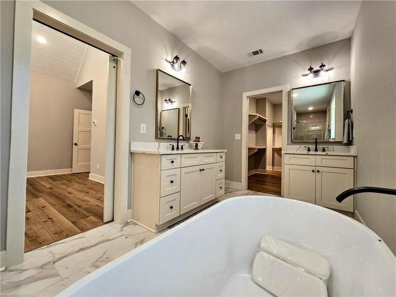 Furnished interior view inside a new home in , Temple (Image 19).