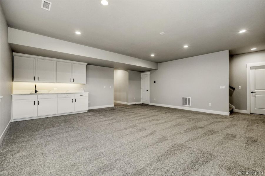 Spacious, unfurnished interior of a new home in Sterling Ranch Homestead, Colorado Springs (Image 24).