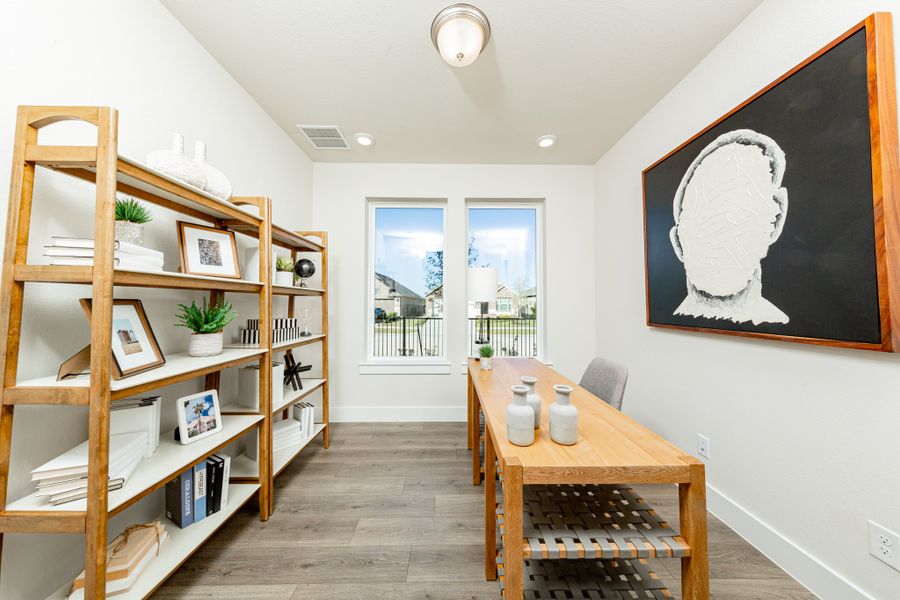 Representative furnished interior of a home built from the Stratford by Beazer Homes in Ellwood, Iowa Colony (Image 8).