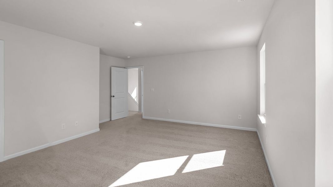 Spacious, unfurnished interior of a new home in Blair Ridge, La Grange (Image 21).