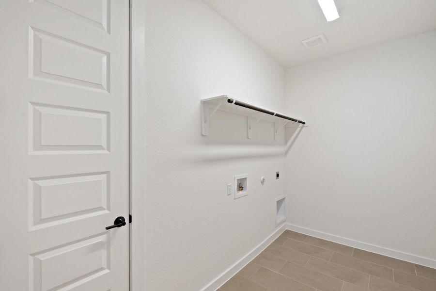 Spacious, unfurnished interior of a new home in Wolf Ranch, Georgetown (Image 24).