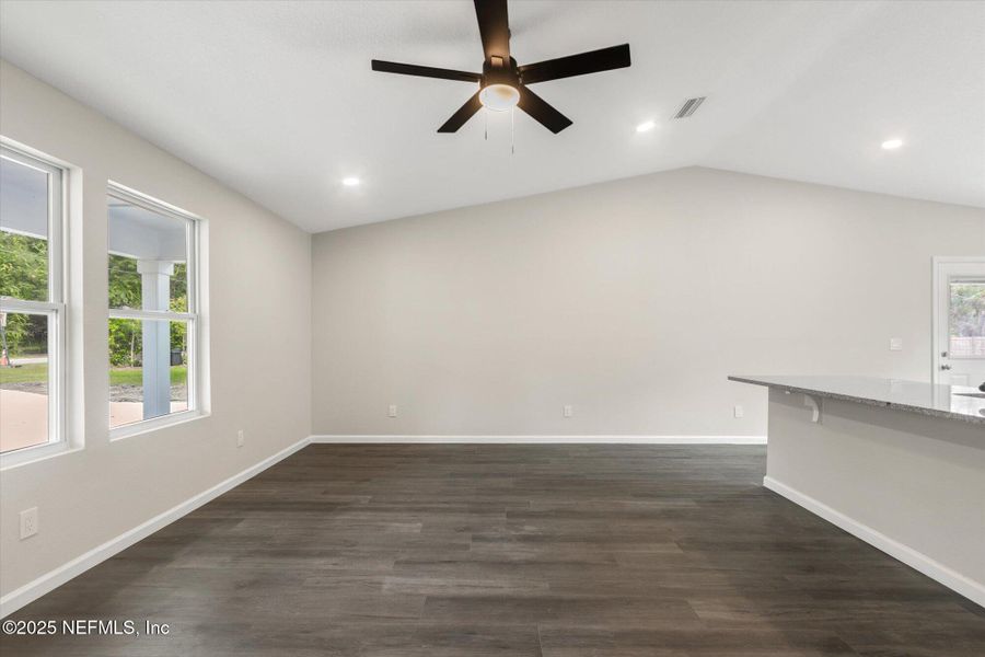 Spacious, unfurnished interior of a new home in , Palatka (Image 8).