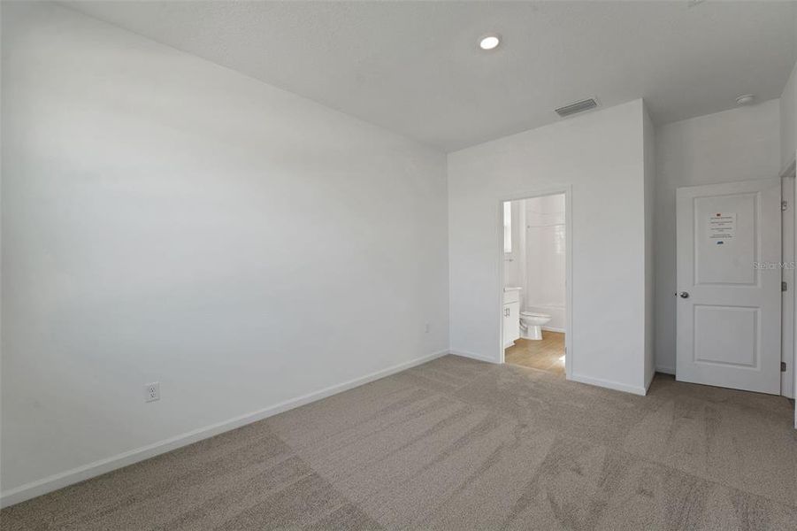 Spacious, unfurnished interior of a new home in Willowbrook North, Winter Haven (Image 32).