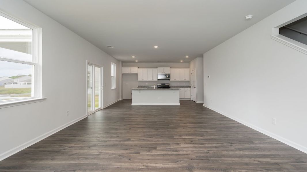 Spacious, unfurnished interior of a new home in Eagle Creek, Bolivia (Image 12).