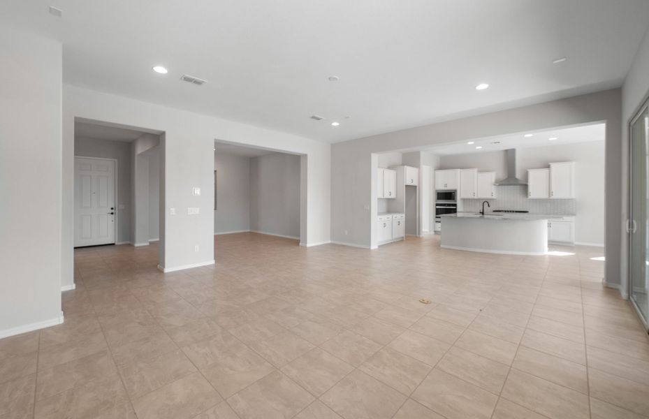 Spacious, unfurnished interior of a new home in Sun City Anthem at Merrill Ranch, Florence (Image 23).