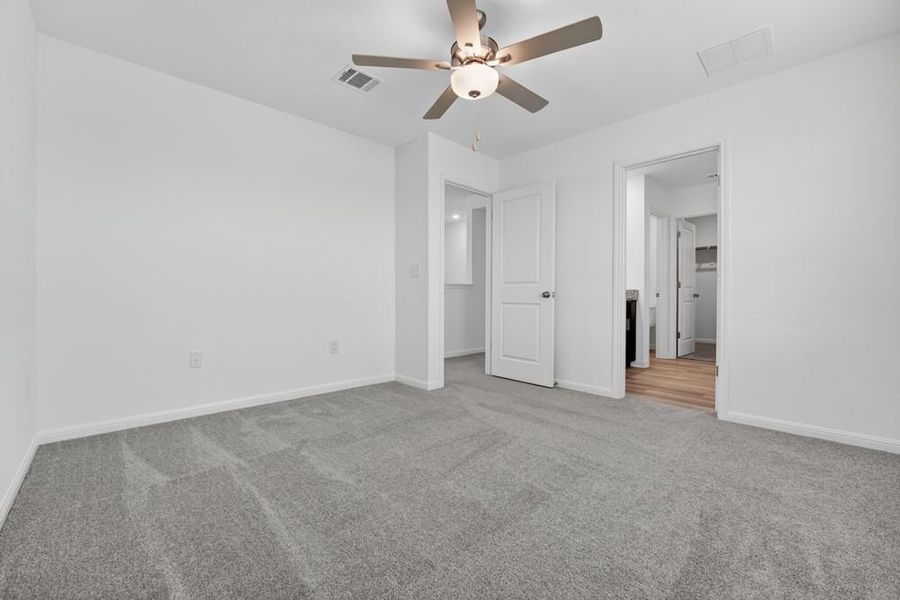 Spacious, unfurnished interior of a new home in Longview, Del Valle (Image 16).