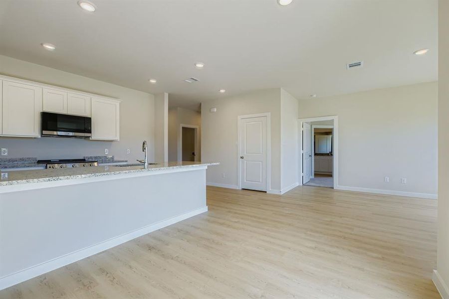Spacious, unfurnished interior of a new home in Middlefield Village, Dallas (Image 19).