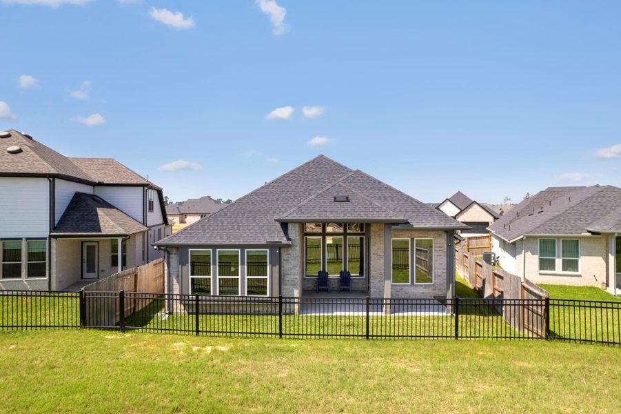 Exterior details of a home in Mavera, Conroe (Image 10).