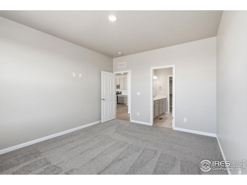 Spacious, unfurnished interior of a new home in Cordovan, Longmont (Image 11).