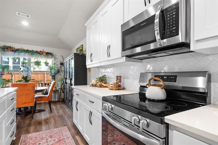 Furnished interior view inside a new home in Trail Creek, Cleburne (Image 14).