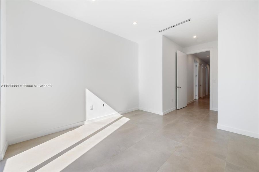 Spacious, unfurnished interior of a new home in , Miami (Image 18).