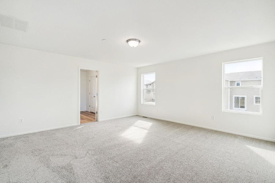 Spacious, unfurnished interior of a new home in Turnberry, Commerce City (Image 7).