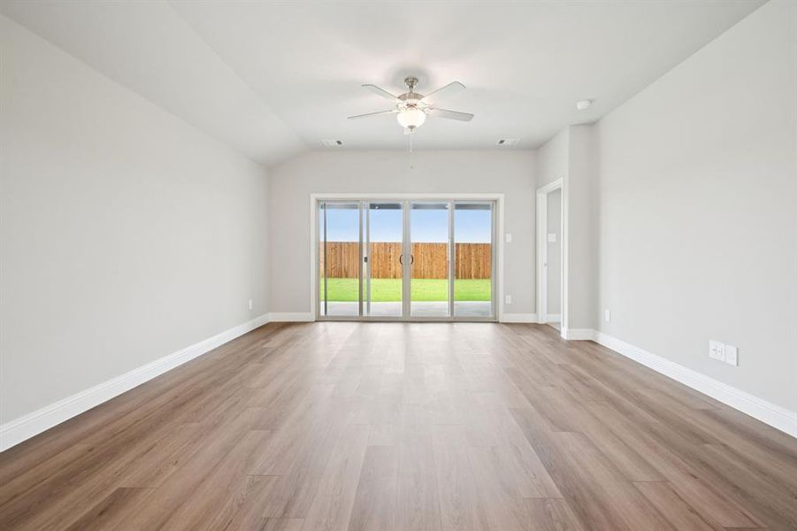 Spacious, unfurnished interior of a new home in Westmoor, Sherman (Image 20).