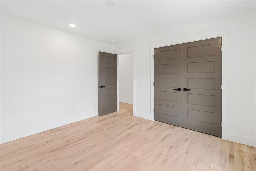 Secondary bedroom.