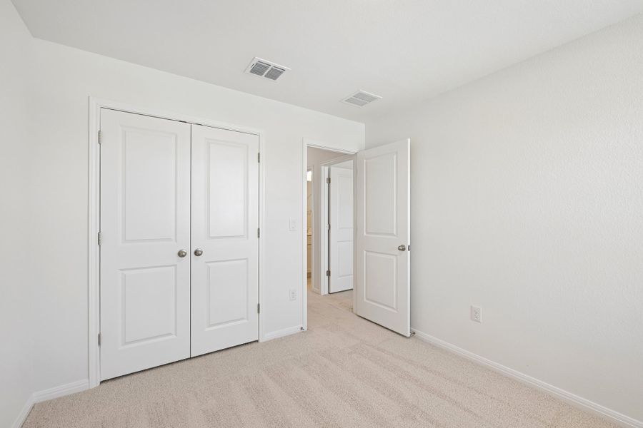 Spacious, unfurnished interior of a new home in Porter Country, Buda (Image 18).