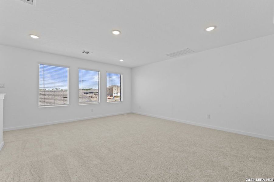 Spacious, unfurnished interior of a new home in Grace Valley, Cibolo (Image 31).