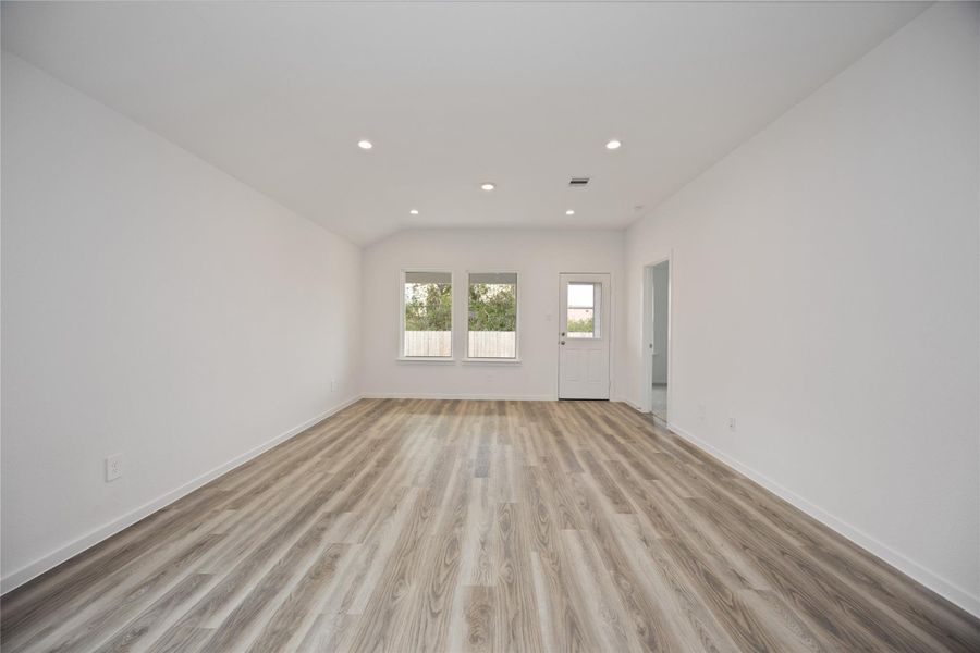 Spacious, unfurnished interior of a new home in Allison Park, Houston (Image 13).