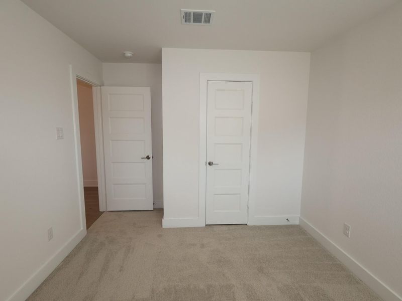 Spacious, unfurnished interior of a new home in Hallimore Ranch, Rosenberg (Image 18).