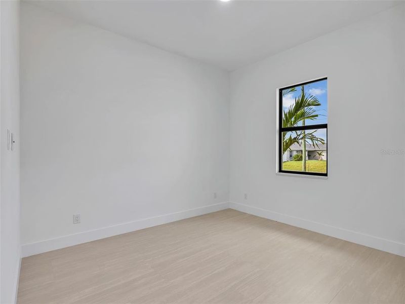 Spacious, unfurnished interior of a new home in , Cape Coral (Image 31).